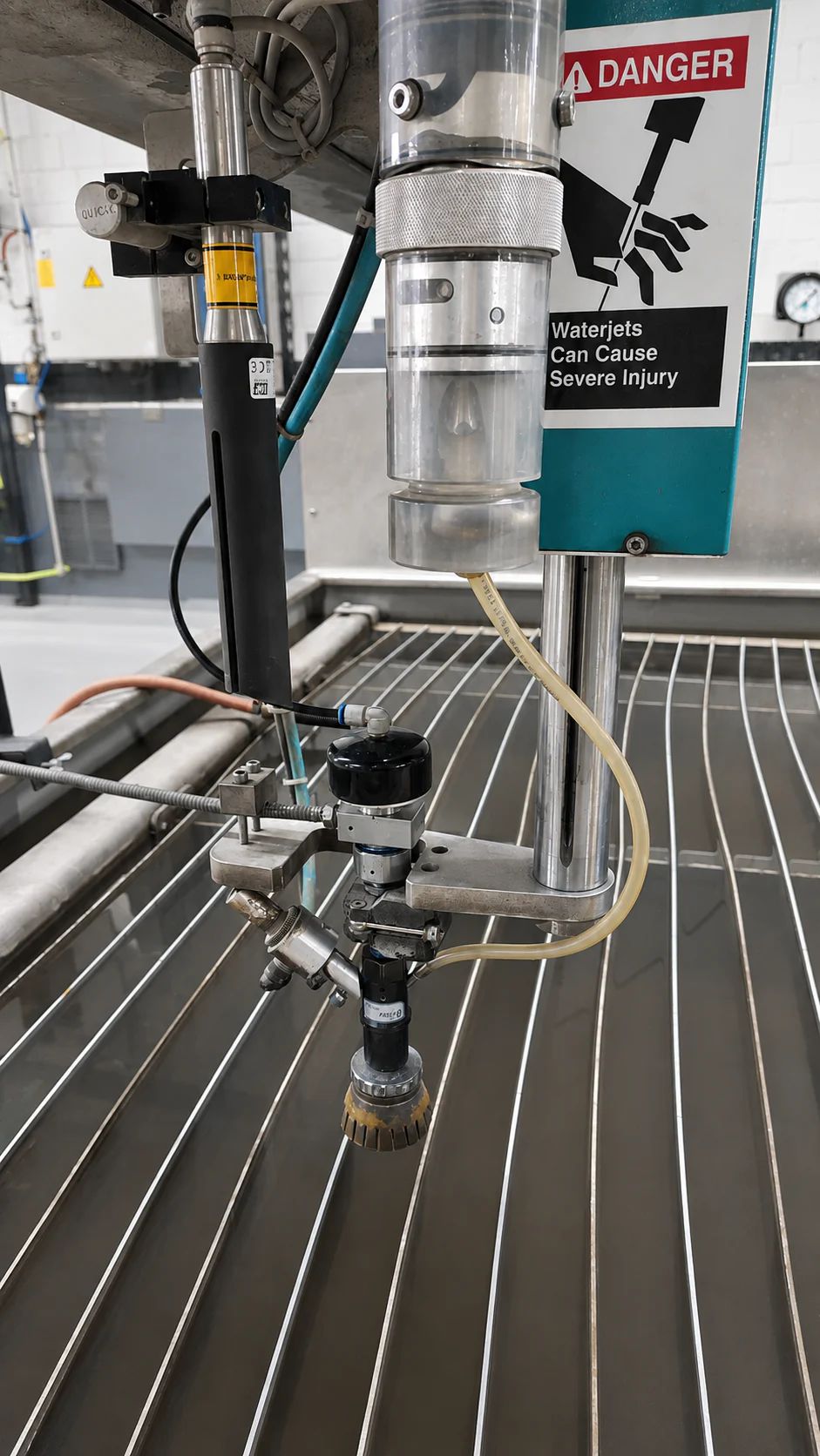 Testa di taglio dell’impianto a getto d’acqua abrasivo Flow MACH 2