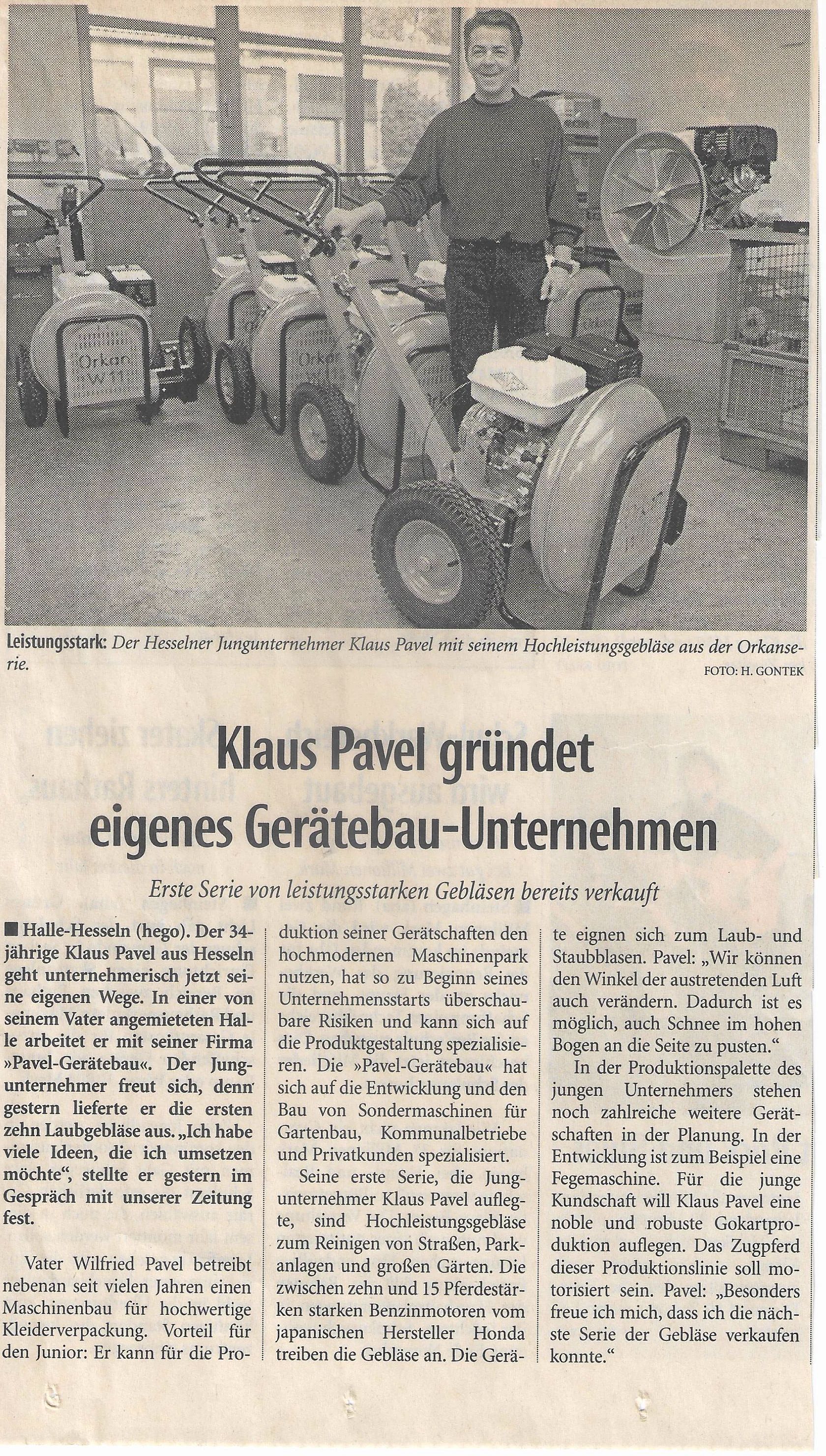 Zeitungsausschnitt von circa 2001 mit Klaus Pavel und mehreren Hochleistungsgebläsen der Orkanserie.