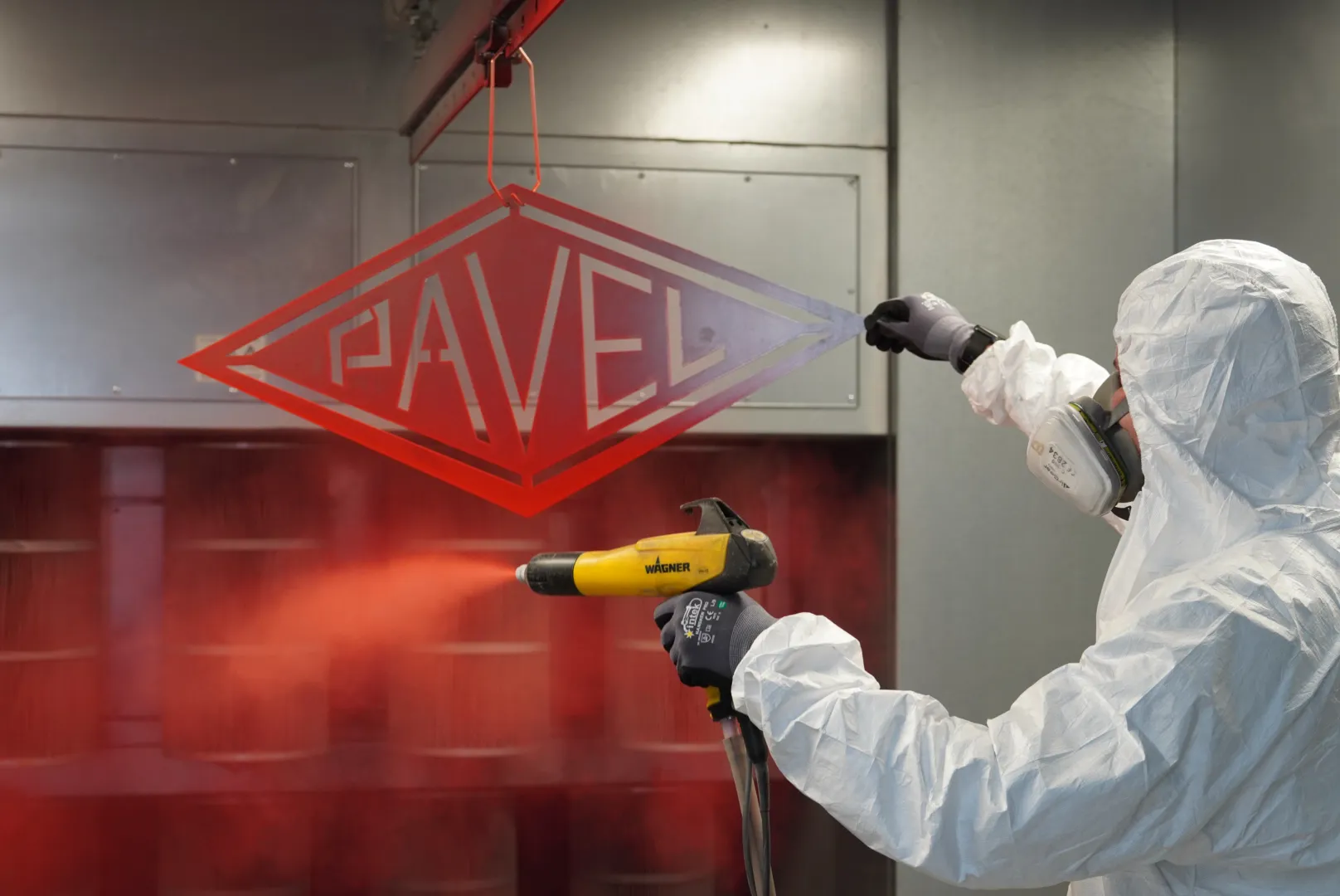Pulverauftrag in der Beschichtungskabine